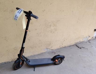 1.	Vrsta premičnine: rabljen električni skiro
Znamka: Segway
Opis: črne barve, št. okv. XN4B007D6MC0