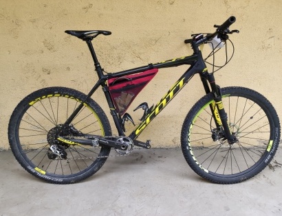 1.	Vrsta premičnine: rabljeno moško kolo
Znamka: Scott RockShox
Opis: črno-rumene barve, št. okv. EN