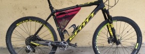 1.	Vrsta premičnine: rabljeno moško kolo
Znamka: Scott RockShox
Opis: črno-rumene barve, št. okv. EN