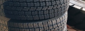 4 kos pnevmatika Fulda Wintercontrol 295/80 R22.5, na jeklenem platišču.