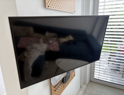 Barvni LCD TV Samsung D=107mod ve43RU717ZU