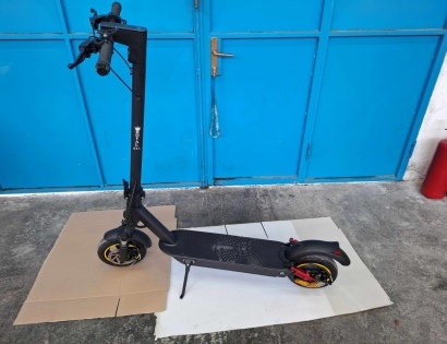 Električni skiro ROYAL Q&C - novo - 1 kos
Skiro ne deluje, je v okvari. Zagon naprave ni mogoč. Električni skiro ROYAL Q&C - novo - 1 kos
Skiro ne deluje, je v okvari. Zagon naprave ni mogoč.