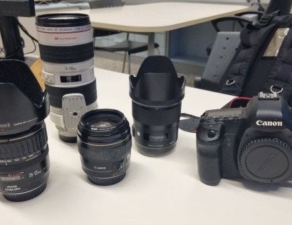 fotoaparat Canon EOS 5D, Mark II, 
objektivi  Canon, Ultrasonic, 85mm; EF, 70-200mm; EW-78BII, 28-13