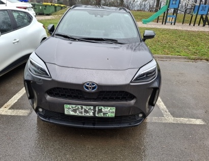 Osebni avto TOYOTA YARIS CROSS. Vozilo ni registrirano, nima prometnega dovoljenja niti ključev. V v