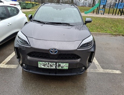 Osebni avto TOYOTA YARIS CROSS. Vozilo ni registrirano. V vozilu ni akumulatorja, zato vozila ni mog