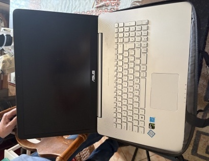 Prenosnik Asus v torbi 7265NGW
