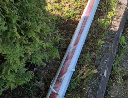 Prodajamo rabljeno zunanjo električno zapornico- rampo, dolžine 3 m