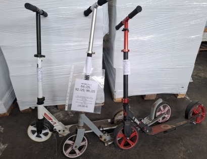 Rabljeno: 3 kosi
 -	Skiro bele barve, znamke OXELO, 
model SCOOTER MID 7UK, ŠT 0000 0072 3798
-	Skir