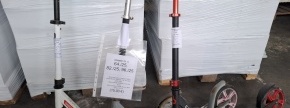 Rabljeno: 3 kosi
 -	Skiro bele barve, znamke OXELO, 
model SCOOTER MID 7UK, ŠT 0000 0072 3798
-	Skir