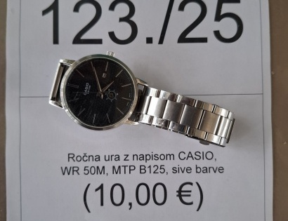 Rabljeno – Ročna ura z napisom CASIO, 
WR 50M, MTP B125, sive barve