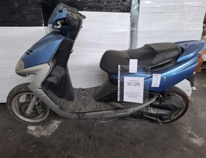 Rabljeno – Skuter modre barve brez registrske tablice in vzvratnih ogledal, št. šasije RFGBF05WX5500