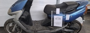 Rabljeno – Skuter modre barve brez registrske tablice in vzvratnih ogledal, št. šasije RFGBF05WX5500