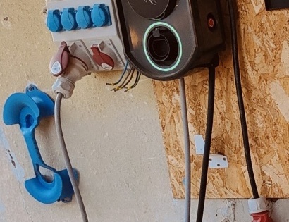 STENSKA POLNILNA POSTAJA ZA ELEKTRIČNA VOZILA, INOVATIVNA