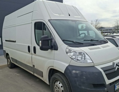 Tovorno vozilo Citroen Jumper 2.2 HDI, prevoženih 695588 km, z vidnimi znaki uporabe.