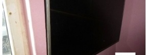 TV LCD TESLA, s stenskim nosilcem