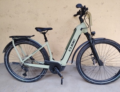 Vrsta premičnine: rabljeno električno kolo
Znamka: Cube Kathmandu
Opis: velikost okvirja: 46 cm, vel