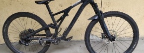 Vrsta premičnine: rabljeno gorsko kolo
Znamka: Specialized Rockshox
Opis: temne barve, št. okv. WSBC
