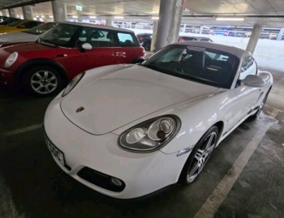 Znamka in model: Porsche Cayman
Tip vozila: osebno vozilo
Barva: bela
Lokacija vozila: Letališče Lju